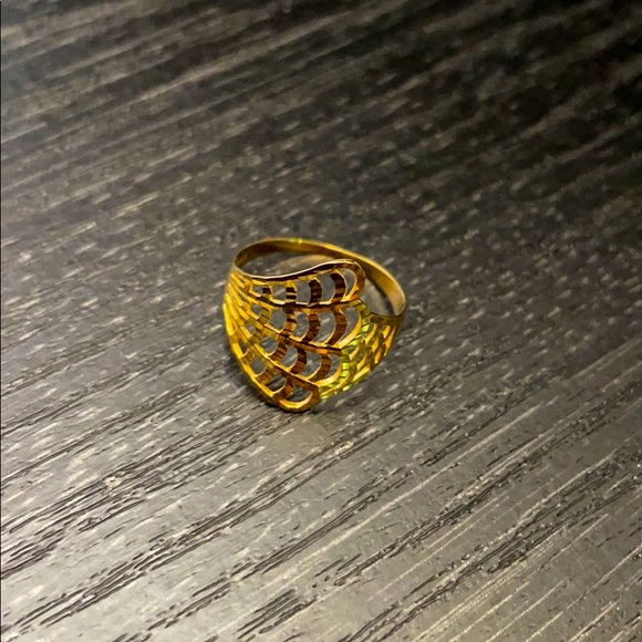 18k Gold Ring - Picture 2 of 2